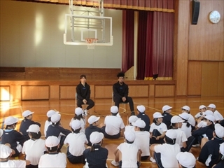 話を聞いています。