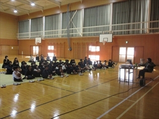 真剣に話を聞いています。