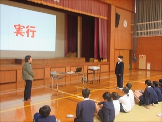 児童がお礼のあいさつをしています。