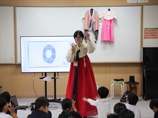韓国のじゃんけんを教わっています。