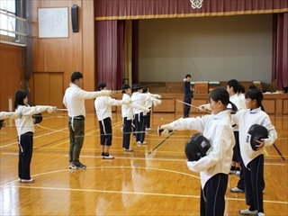 基本の動きを教わっています。