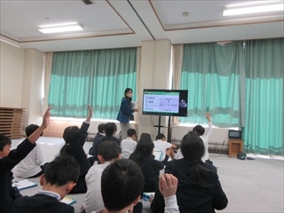 質問に答えています。
