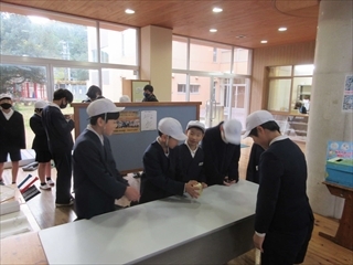 お礼を言って受け取っています。