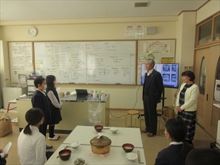 お礼のあいさつをしています。