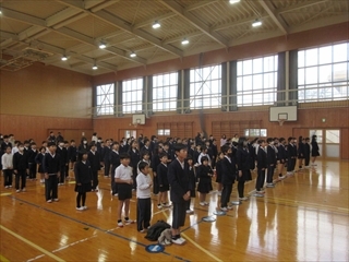 歌を歌っています。