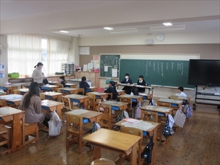 安全委登校するために気をつけることを話しています。