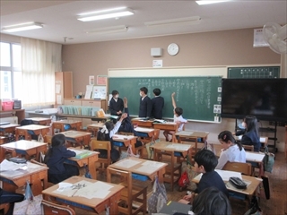 あいさつができたかどうか振り返っています。