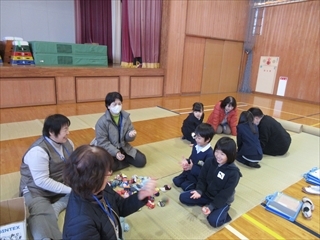 お手玉をしています。