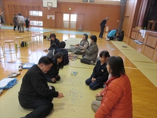 おはじきをしています。