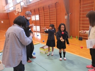 けん玉をしてます。