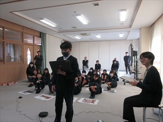 韓国語であいさつをしています。