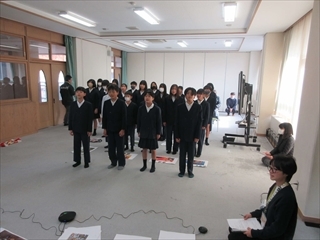 校歌を歌っています。