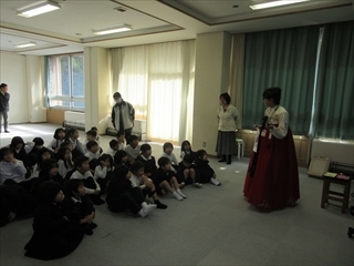 興味津々で聞いています。