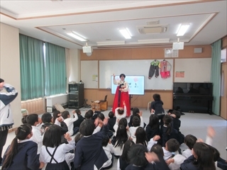 韓国のじゃんけんをしています。