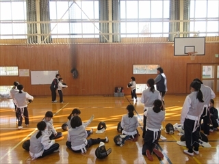 試合の様子を見守ります。