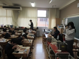 給食の様子を撮影しておられます。