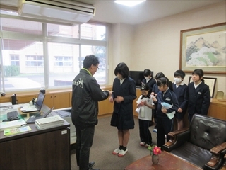 賞状を渡しています。