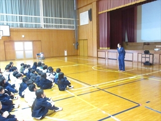 低学年の防犯教室の様子です。