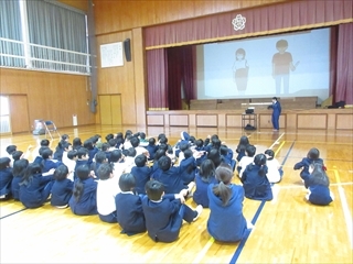 画像を見ながら話を聞いています。