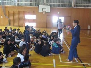 質問に答えています。