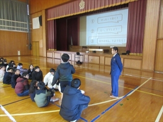 クイズに答えています。