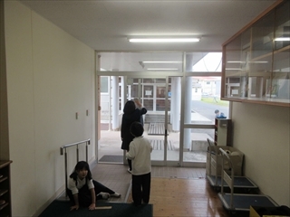 窓ふきとカーペット掃除をしています。