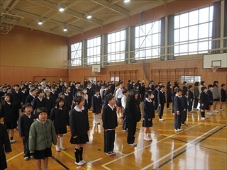 校歌を歌っています。