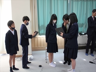 始まる前、韓国語の確認をしています。