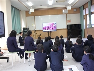 韓国の歌を聞いています。