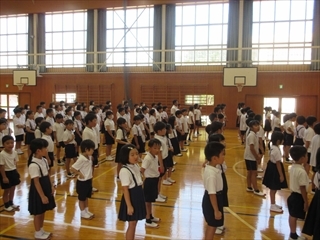 始業式で校歌を歌っています。
