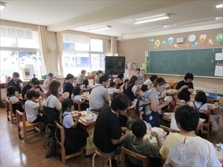 いっしょに食べています。