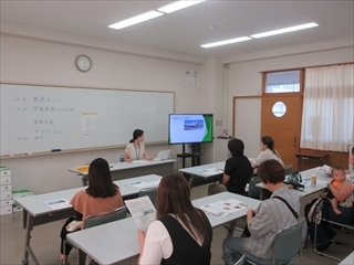 栄養教諭の話を聞いています。