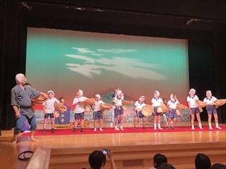 上手に踊っています。