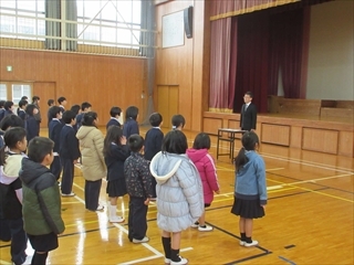 あいさつをしています。