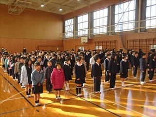 校歌を歌っています。