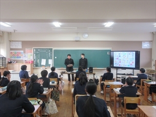 6年生がすごろくの説明を聞いています。