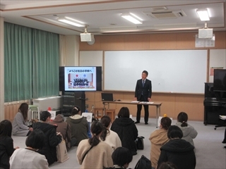校長があいさつをしています。