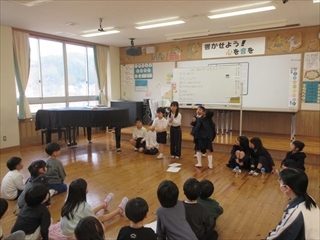 お手玉を披露しています。