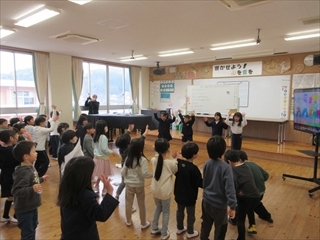 いっしょにダンスをしています。