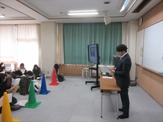 事務手続きの説明をしています。