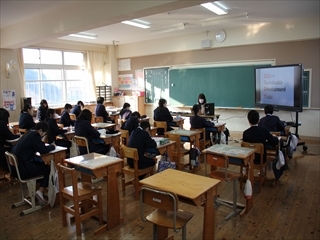 6年生が説明を聞いています。