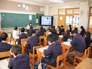5年生が説明を聞いています。