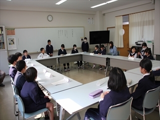 6年生を送り会について説明しています。
