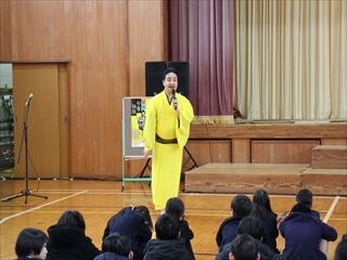 自己紹介をしています。