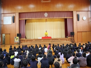 全校児童で聞いています。