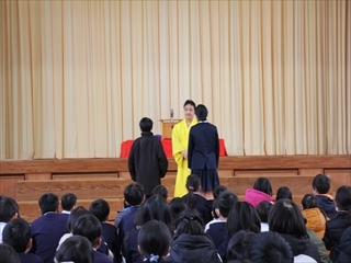 お礼のあいさつをしています。