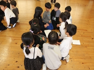 グループごとに自己紹介をしています。