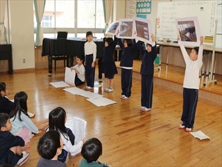 社日小学校の紹介をしています。