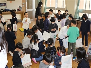 プレゼントを渡しています。