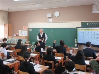 質問に答えています。
